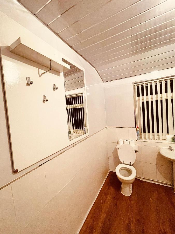 Cute Spacious 2 Bedroom House, Sleeps 8, Free Street Parking, Easy Access Lock Box Entry, 2 Minute Drive From City Centre Liverpool Zewnętrze zdjęcie